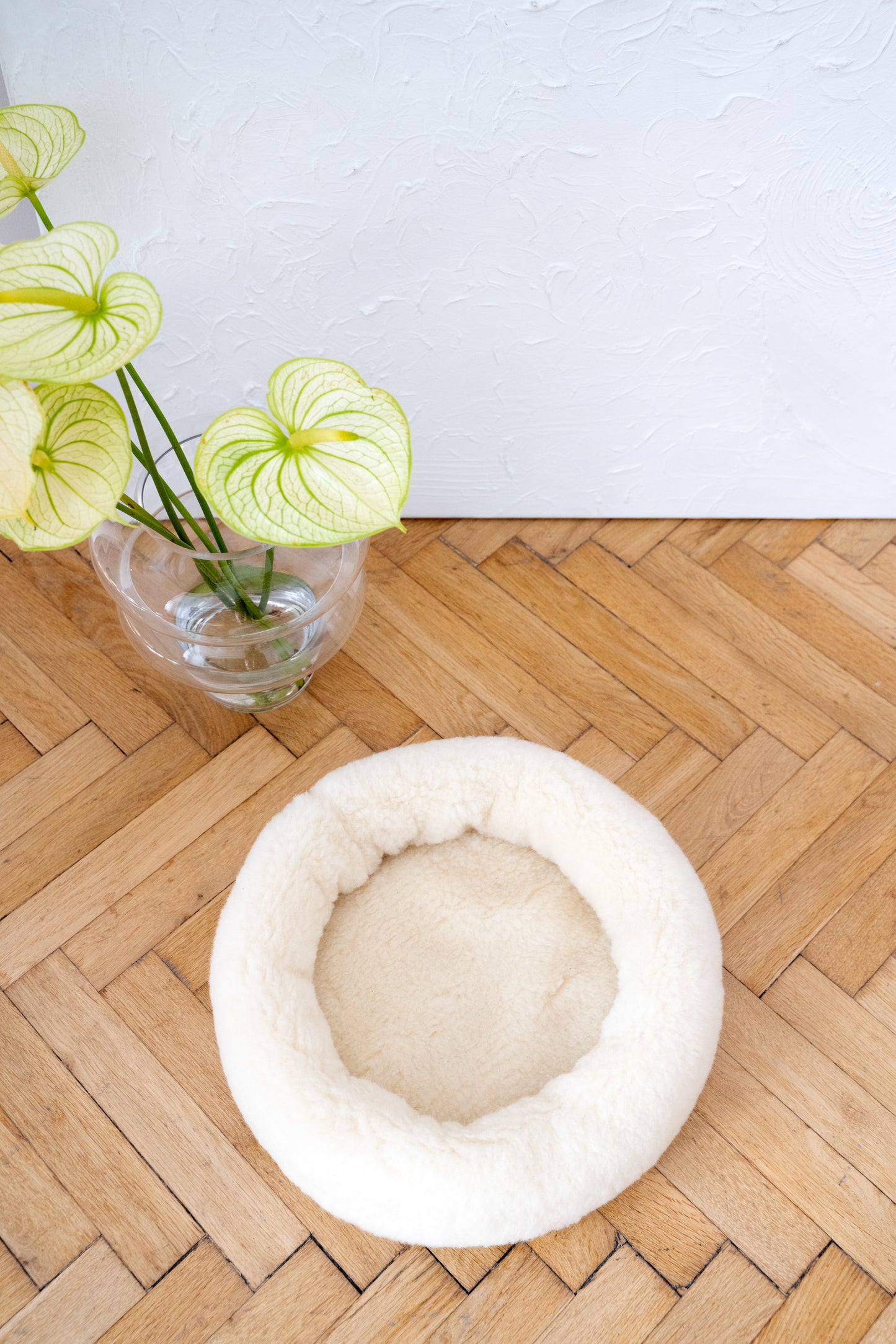 Round Natural White Wool Pet Bed