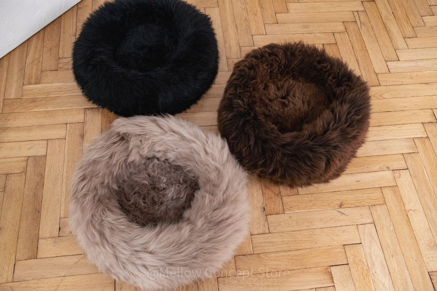 Round Natural Sheepskin Pet Bed - Greige - MellowConceptStore