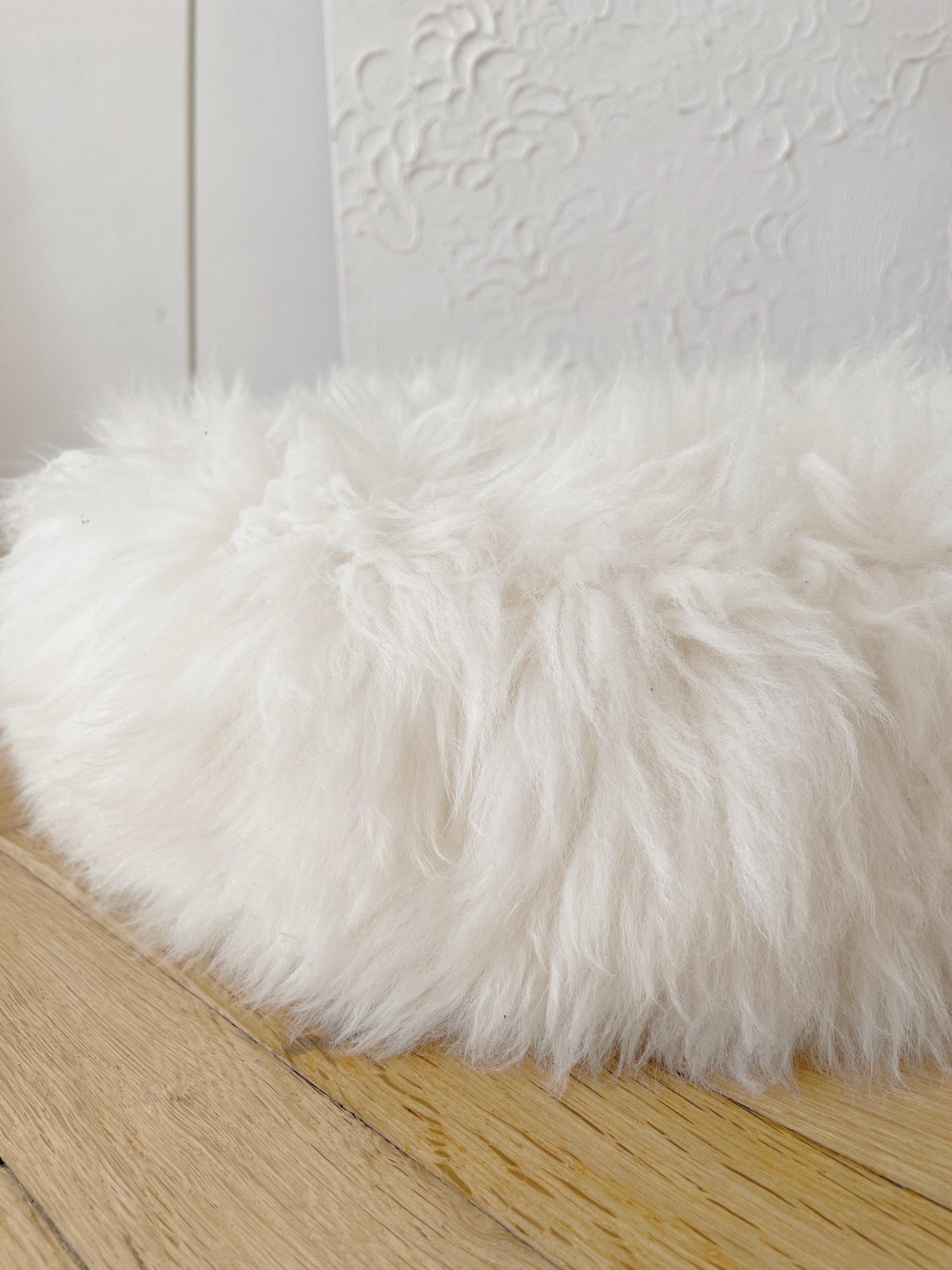 Round Natural Sheepskin Pet Bed - White - MellowConceptStore